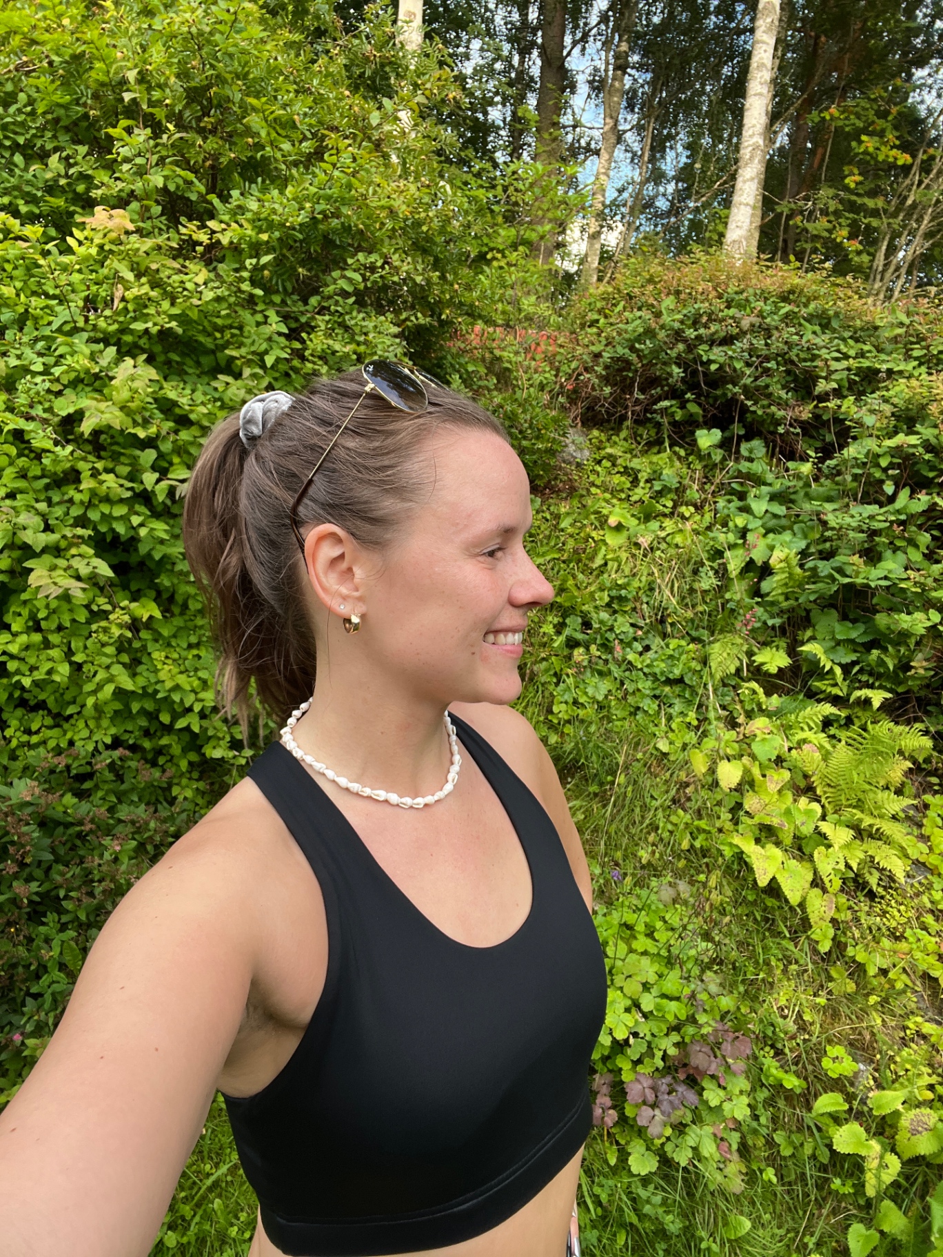 Alexandra, grundare av Stilla Club, ler i naturen en solig dag