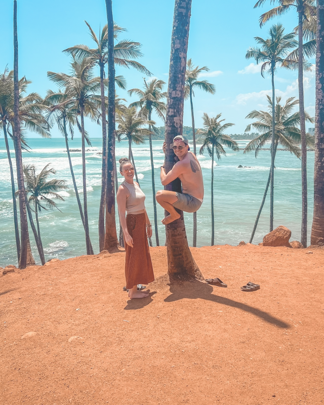 Alexandra och Jacob vid en palmstrand