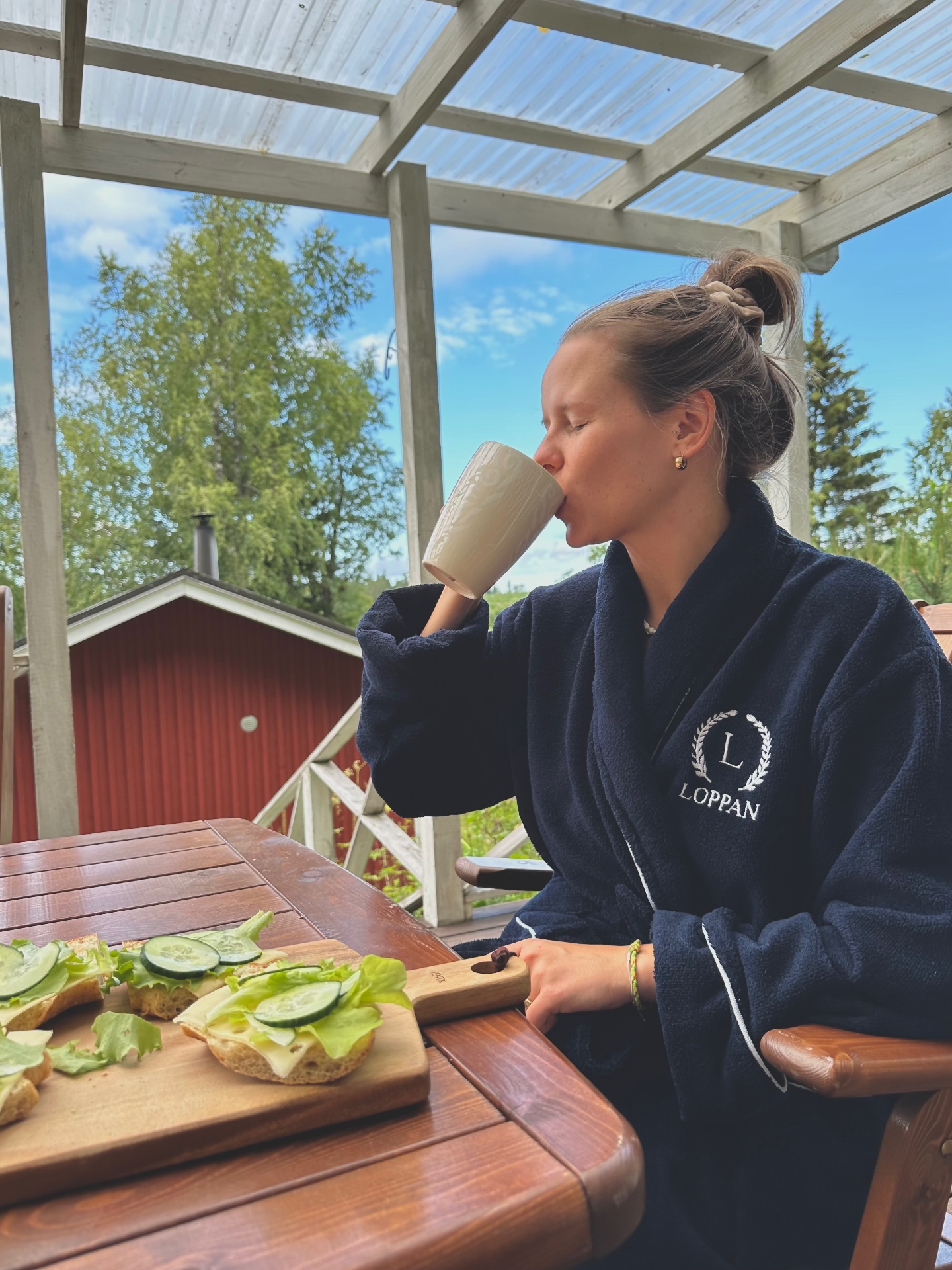 Alexandra i mjukt morgonljus vid ett fönster, en stilla stund mitt i vardagen
